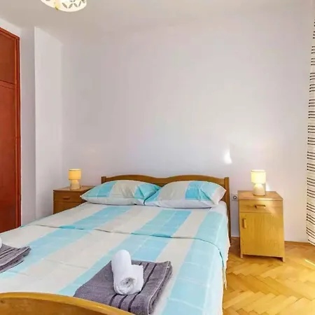 Apartman 8 *